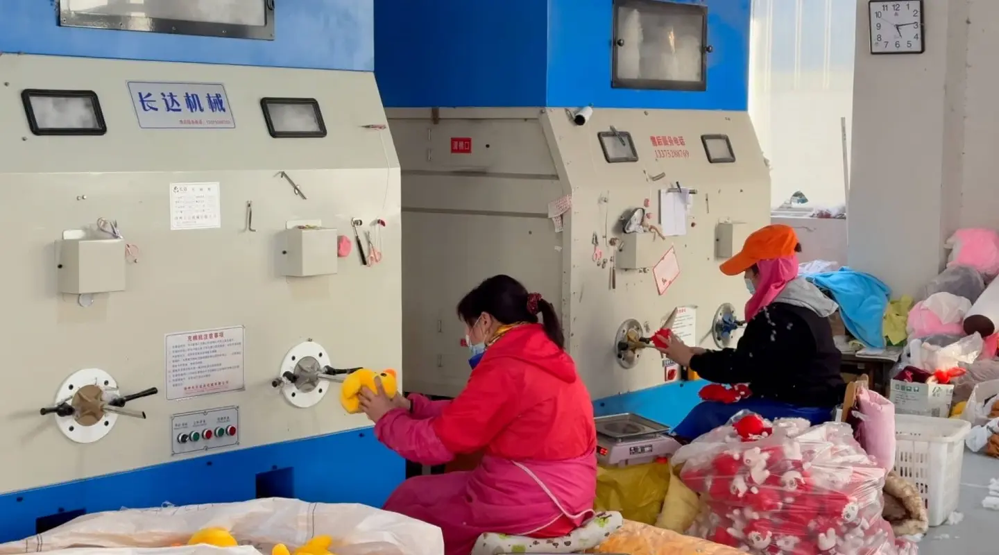 6-Stuffing-the-Plush-Toy-Shell-Plush-Manufacturers.jpg